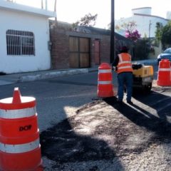 Obras Públicas rehabilita baches sobre calle Paseo Barlovento en San José del Cabo