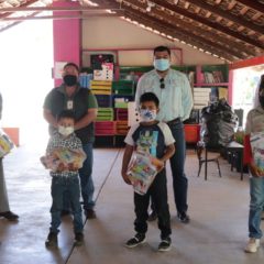 Apoyan a niñas y niños del albergue de La Candelaria con útiles escolares