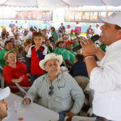 ACLAMAN EN COMONDÚ AL CANDIDATO DE LA COALICIÓN PRI-PVEM-NUEVA ALIANZA, RICARDO BARROSO.