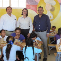 OTORGAN NUEVO MATERIAL BIBLIOGRÁFICO Y DIGITAL A ESCUELAS DE TIEMPO COMPLETO.