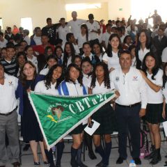 ENTREGA ALCALDE, FRANCISCO PELAYO TABLETAS ELECTRÓNICAS A ESTUDIANTES