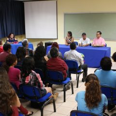 SOSTIENE EL ESCRITOR ELINO VILLANUEVA ENCUENTRO LITERARIO CON ALUMNOS DE LA UABCS