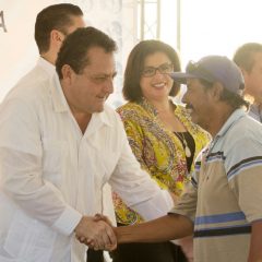 ENTREGA CMD MÁS CERTIFICADOS DE SEGURO DE VIDA A PESCADORES DE LA PAZ