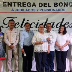 Felicita líder del SNTE en BCS a Jubilados y Pensionados en su día