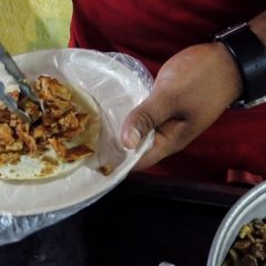 Recomienda IMSS evitar comer alimentos en la vía pública