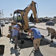 Para seguridad de peatones y automovilistas instala Obras Públicas de Los Cabos reductores de velocidad