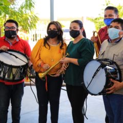 Alcaldesa Armida Castro convoca al estudiantado a no detener su formación durante la entrega de equipo a Bandas de Guerra