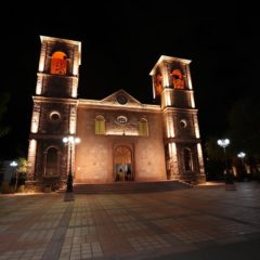 RESALTA GOBIERNO DE BCS ARQUITECTURA DE LA CATEDRAL DE LA PAZ CON ILUMINACIÓN EN FACHADA