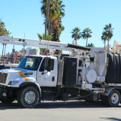 Entrega Oomsapas Los Cabos camión vactor a API para eliminar derrames de aguas negras en La Marina  de CSL