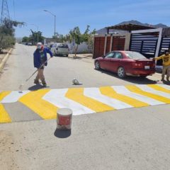 Trabaja Obras Públicas en el pintado de reductores de velocidad