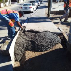 Trabaja Obras Públicas en la rehabilitación de banquetas para seguridad de los peatones