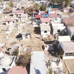 Personal del Ayuntamiento de Los Cabos trabaja en la limpieza de Panteones