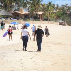 Gobierno de Los Cabos supervisa las medidas sanitarias a vendedores ambulantes en playas de CSL