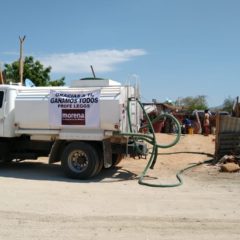 Con pipas de agua apoya Oscar Leggs,  a  distintas colonias de Los Cabos