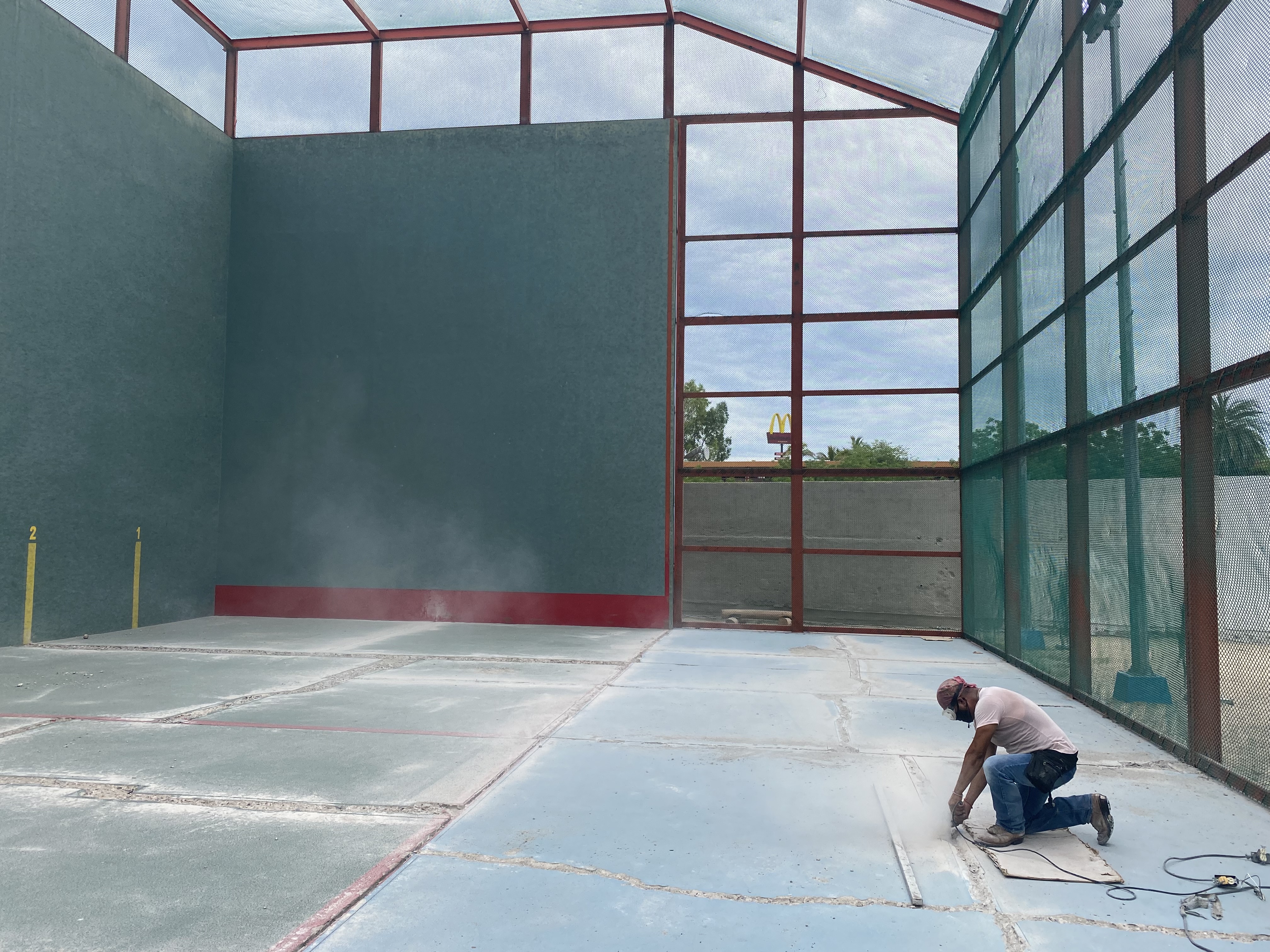 REALIZAN OBRAS DE REHABILITACIÓN DEL FRONTON EN EL INSUDE