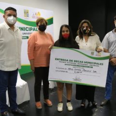 Armida Castro cumple con 2 mil 969 estudiantes del municipio, al hacer entrega del pago de becas correspondiente a enero-febrero y marzo-abril