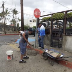 Inician trabajos de instalación de señales viales, en el primer cuadro de San José del Cabo y Cabo San Lucas