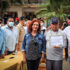 Entrega alcalde Oscar Leggs Castro reconocimientos a las familias fundadoras de El Médano en CSL