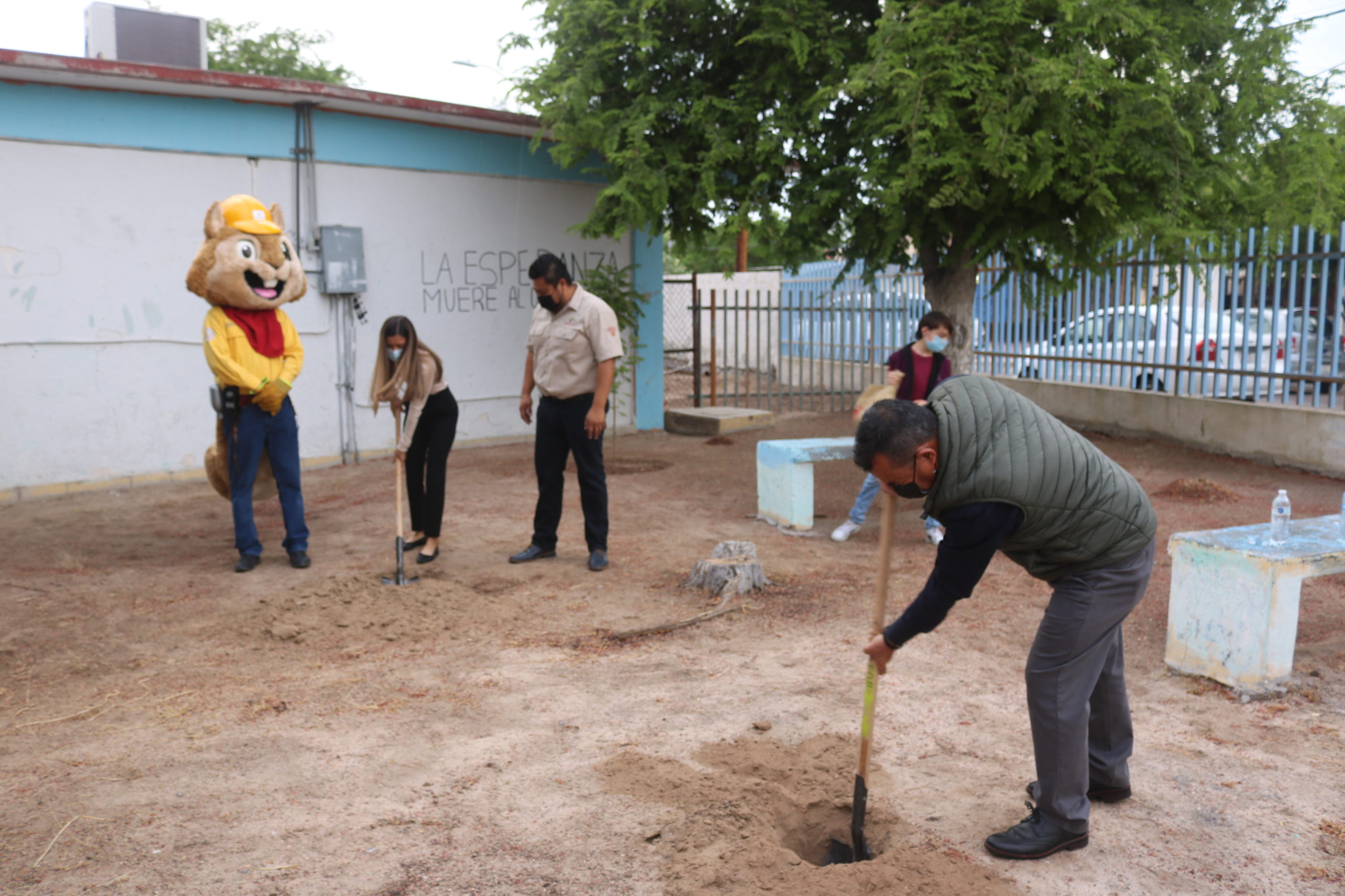 PLANTAN ÁRBOLES EN SECUNDARIA 5 PARA CELEBRAR DÍA NACIONAL DE LA CONSERVACIÓN