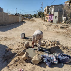 Para evitar derrame de aguas negras el Oomsapas Los Cabos repara y sustituye tapaderas de pozos de visita de la red de alcantarillado