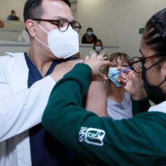 IMSS y SNTSS coordinan esfuerzos para reforzar la vacunación para personal de salud que atiende COVID-19