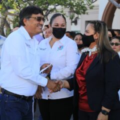 Cumple alcalde Oscar Leggs; hace entrega de 2 camiones, uno para la delegación de Miraflores y otro más al SMDIF Los Cabos