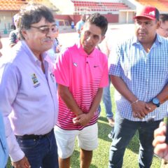 Verifica alcalde Oscar Leggs Castro los trabajos de remodelación en el estadio “Don Koll” de CSL