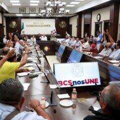 Se reúne gobernador con transportistas de La Paz