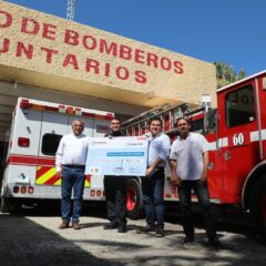 Gracias al pago mensual que realizan los usuarios, el Oomsapas Los Cabos, entregó recurso económico a Bomberos y Cruz Roja