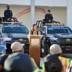 Entrega Alcaldesa patrullas y uniformes a Policías Municipales de La Paz