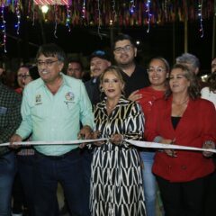 Familias de Miraflores inician las festividades decembrinas con el tradicional encendido del árbol navideño