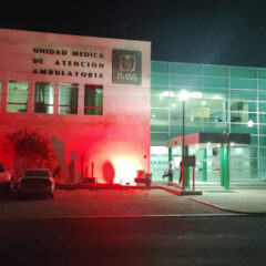 Ilumina IMSS BCS de color rojo hospitales y unidades médicas con motivo del Día Mundial del Sida