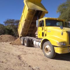 Continúa trabajando Servicios Públicos en la limpieza y accesos de vías de comunicación en la zona rural