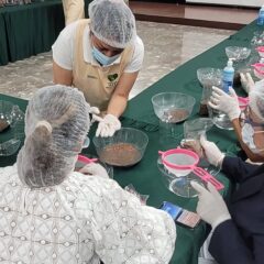 Voluntariado IMSS en BCS elabora prótesis artesanales para mujeres que padecieron cáncer