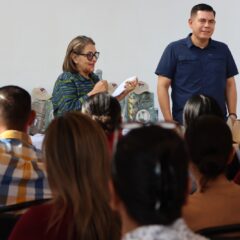 REALIZANENTREGA DE UNIFORMES A PERSONAL DE SEDIF