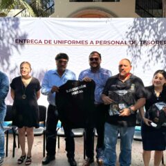 ENTREGA ALCALDE DE LOS CABOS NUEVOS UNIFORMES AL EQUIPO DE INSPECCIÓN FISCAL