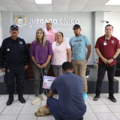 Adoptan al “Güero”, perro que vivía afuera de un OXXO