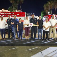 Reciben Bomberos de La Paz un vehículo extintor totalmente nuevo, después de 65 años de rezago