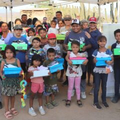 Apoya DIF La Paz a niñas y niños de El Pescadero con la entrega de calzado