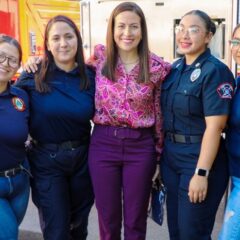 Entrega Alcaldesa uniformes a elementosdel Heroico Cuerpo de Bomberos de La Paz