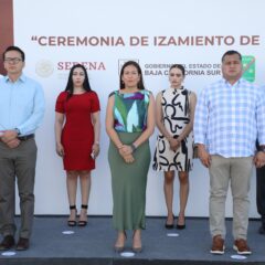 Celebran Gobiernos Municipal y Estatal ceremonia cívica de honores a la bandera