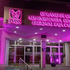 Se Ilumina IMSS Baja California Sur de color rosa en el marco del Mes de la Sensibilización del Cáncer de Mama 