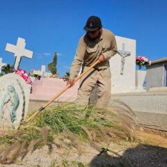 Limpia Servicios Públicos los panteones de Los Cabos