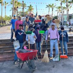 Unen esfuerzos para limpiar la plaza pública de Todos Santos