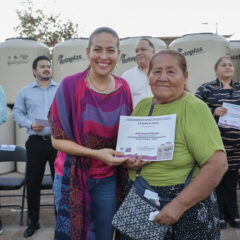 Milena Quiroga encabeza entrega de 80 tinacos en la colonia Vista Hermosa