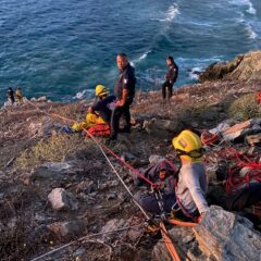 Bomberos de Todos Santos rescatan a turista atrapado en un risco 