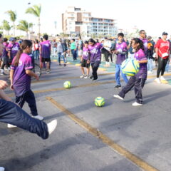 Participan 400 deportistas paceños en el Desfile del 20 de Noviembre